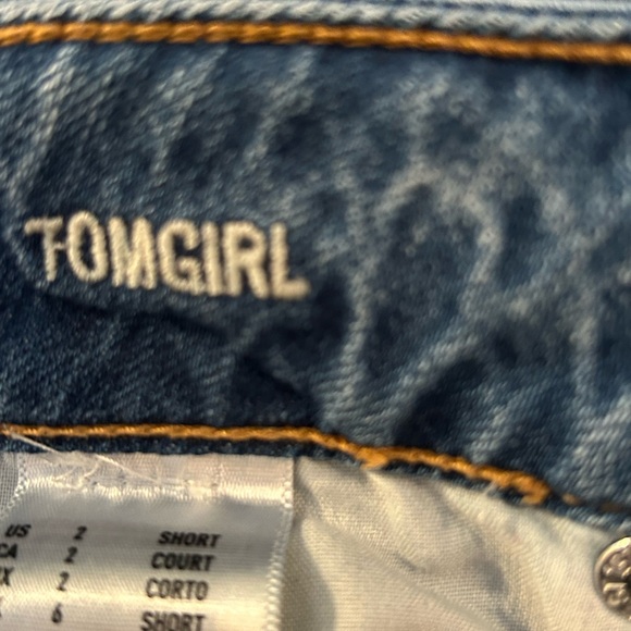 American Eagle Tomgirl Distressed Relaxed Jeans - Size 2 (Short 27”) Medium Wash - Picture 6 of 15